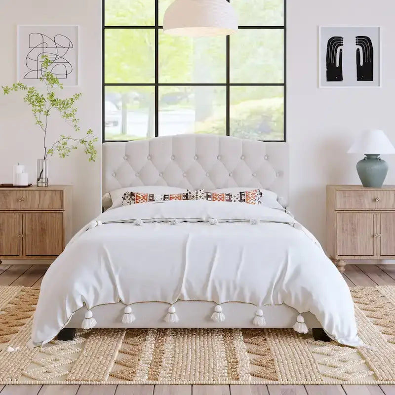 Cadre de lit plateforme avec tête de lit incurvée en selle, lit plateforme de style royal médiéval moderne avec détails capitonnés en losange