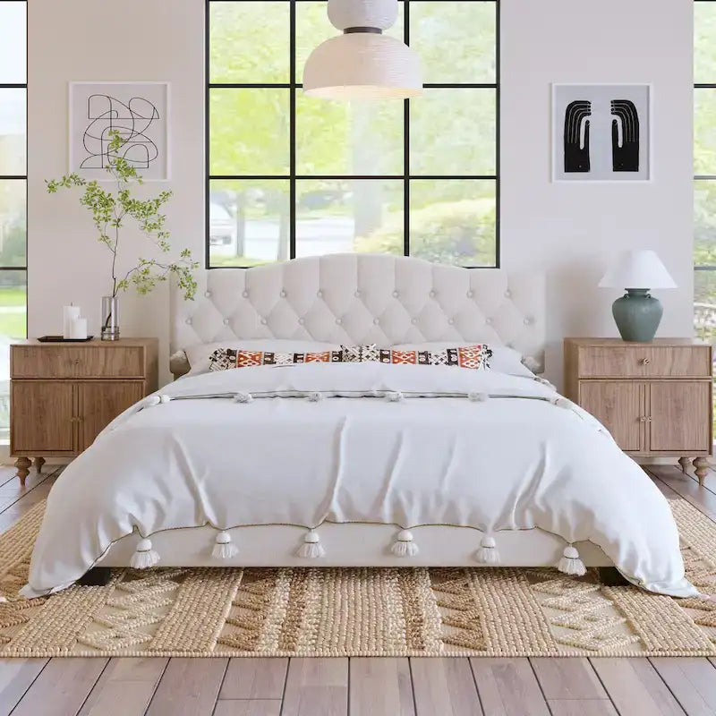 Cadre de lit plateforme avec tête de lit incurvée en selle, lit plateforme de style royal médiéval moderne avec détails capitonnés en losange