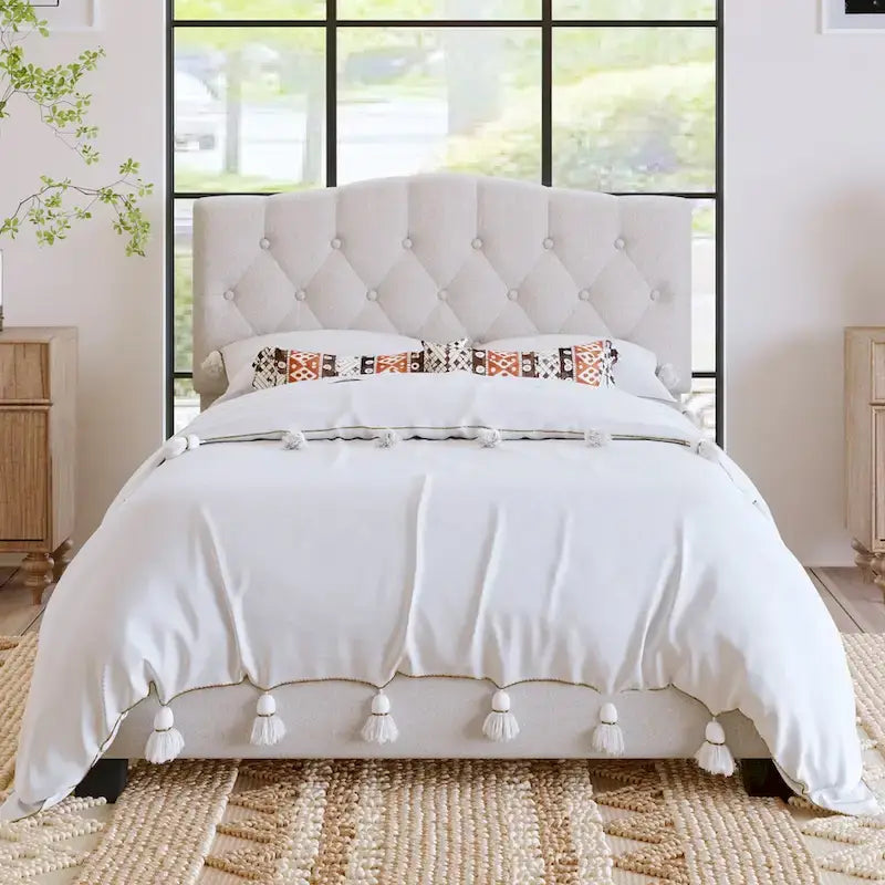 Cadre de lit plateforme avec tête de lit incurvée en selle, lit plateforme de style royal médiéval moderne avec détails capitonnés en losange