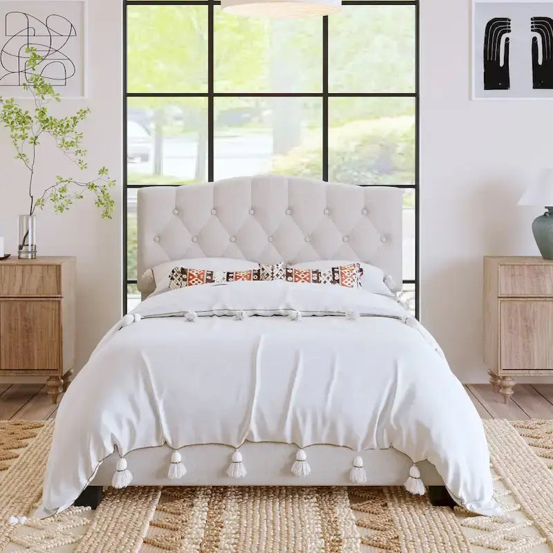 Cadre de lit plateforme avec tête de lit incurvée en selle, lit plateforme de style royal médiéval moderne avec détails capitonnés en losange