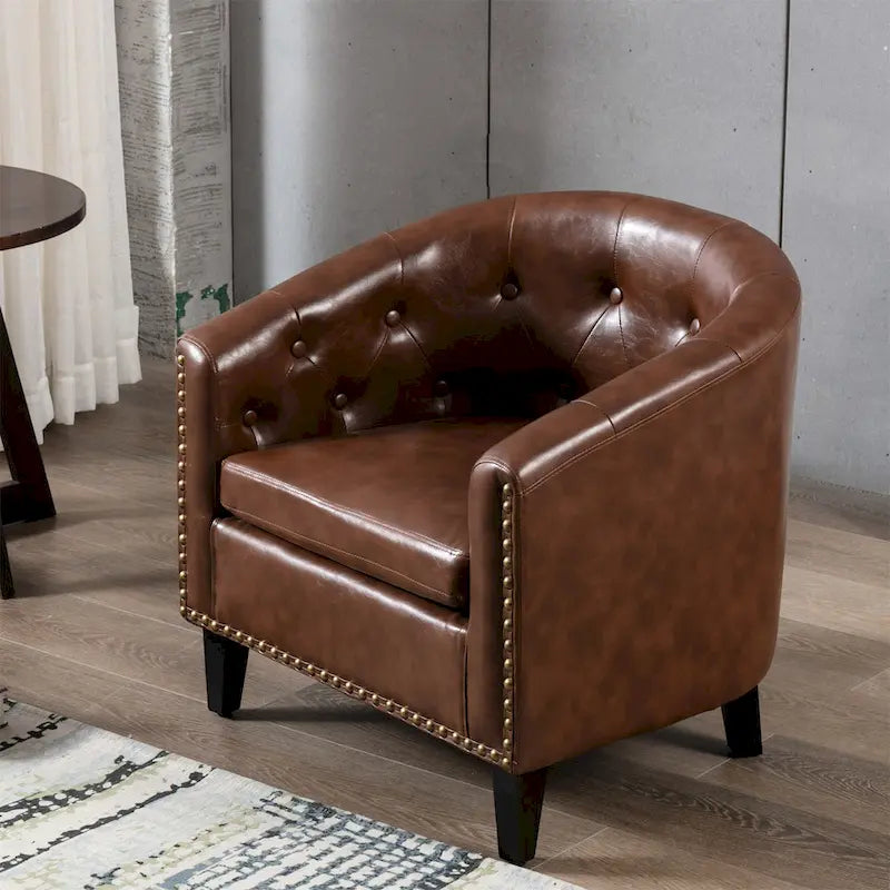 Fauteuil de club contemporain en similicuir PU avec accoudoirs encastrés et garniture cloutée