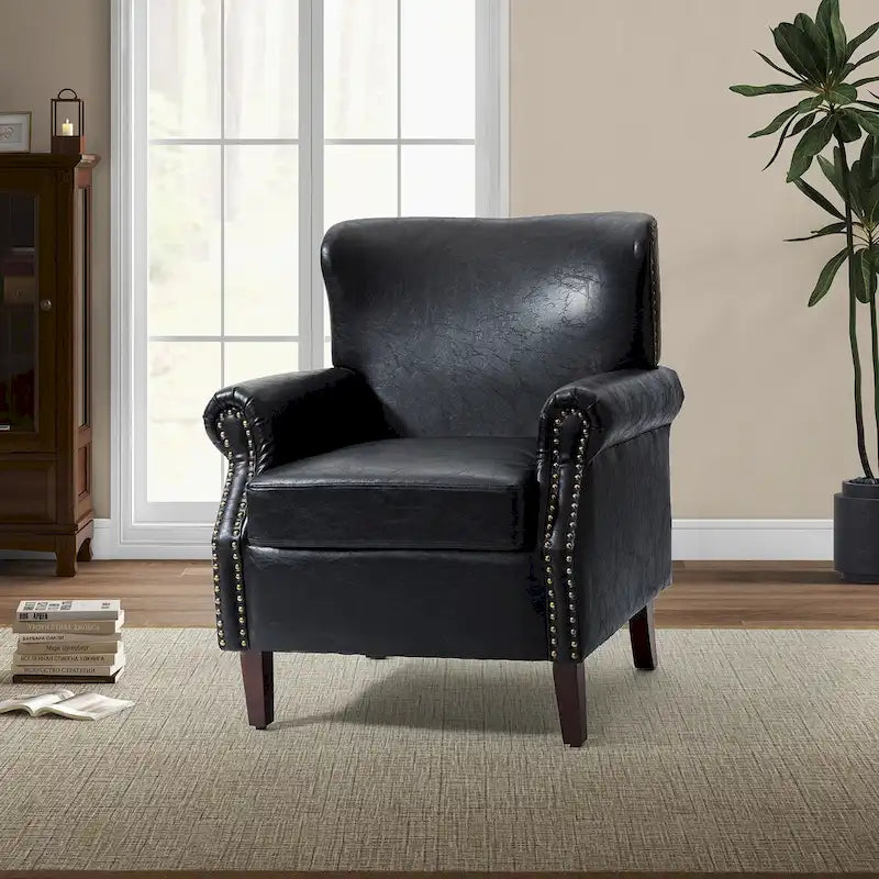 Fauteuil en cuir de transition avec accoudoirs roulés cloutés