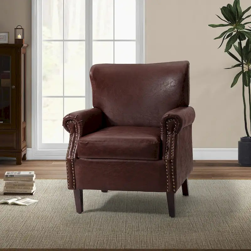 Fauteuil en cuir de transition avec accoudoirs roulés cloutés