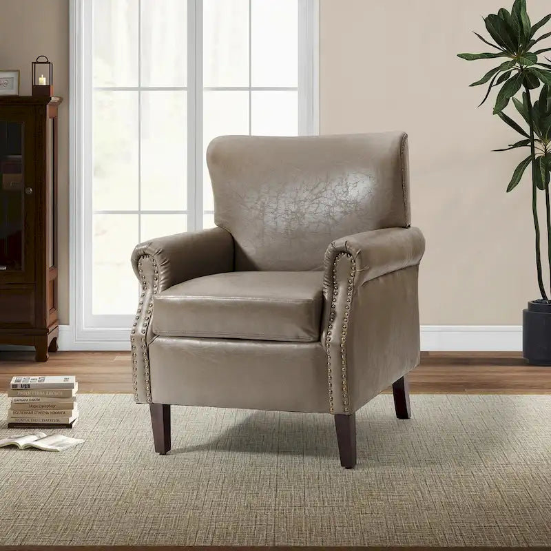 Fauteuil en cuir de transition avec accoudoirs roulés cloutés