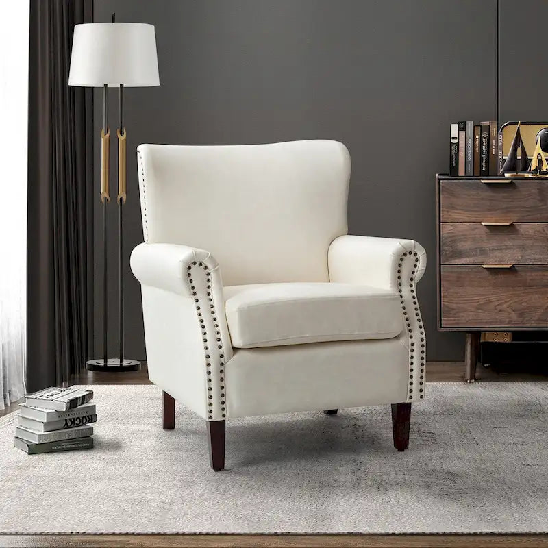 Fauteuil en cuir de transition avec accoudoirs roulés cloutés