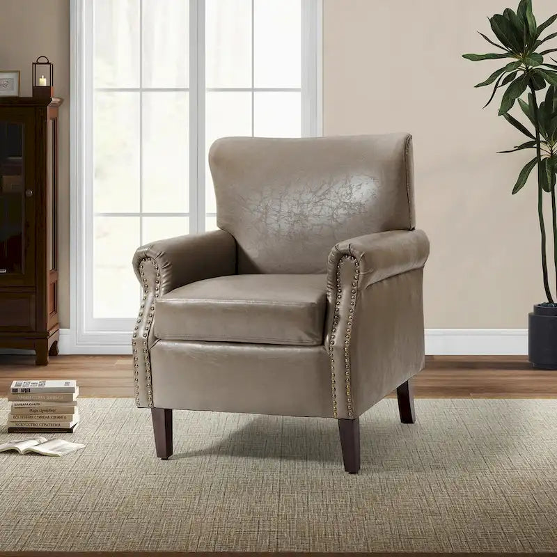Fauteuil en cuir de transition avec accoudoirs roulés cloutés